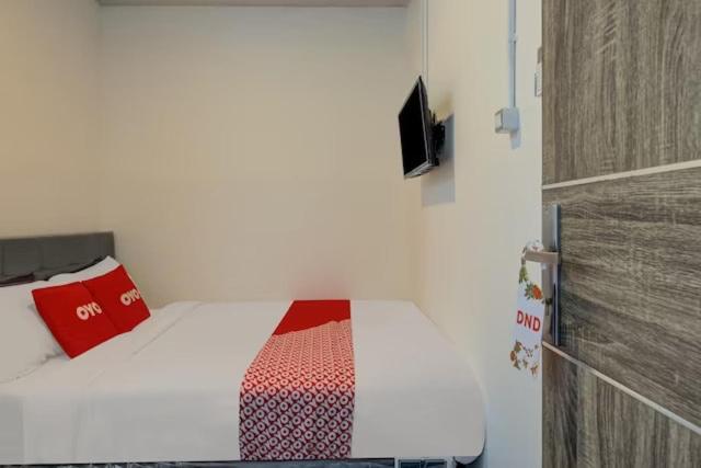 Super Oyo Capital O 3198 Sukomanunggal Inn Сурабая Екстериор снимка